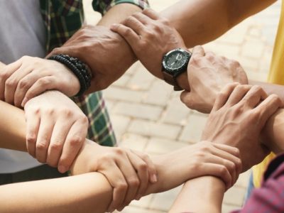 amis-recadres-tenant-poignets-chacun-autres-dans-chaine-pour-soutenir-collaborer_1098-18569 amis-recadres-tenant-poignets-chacun-autres-dans-chaine-pour-soutenir-collaborer_1098-18569